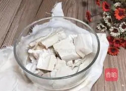 Illustration of how to make wolfberry tofu and fish head soup 3