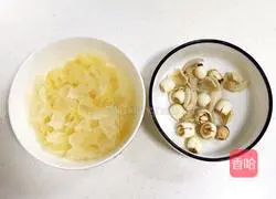 Illustration of how to make dragon fruit, white fungus and lotus seed soup 2