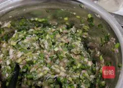 Illustration of how to make pork and leek dumplings 19