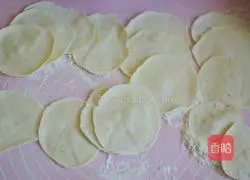 Illustration of how to make pickled cabbage and pork dumplings 7