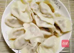 Illustration of how to make dumplings stuffed with pork and green onion 6