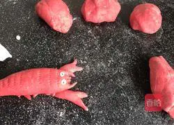 Illustration of how to make crayfish steamed buns 10