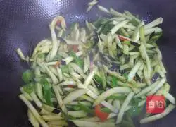 Illustration of how to stir-fry eggplant shreds with pepper 6