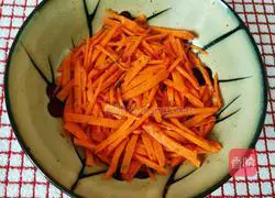 Illustration of how to make cold shredded carrots in ten minutes