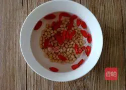 Illustration of how to make wolfberry walnut soy milk 3