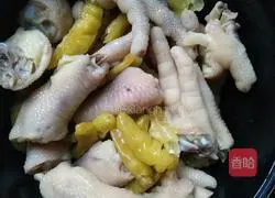 Illustration of homemade chicken feet with pickled pepper 6