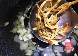 Illustration of a new nutritious way to eat instant spicy spicy soup 6