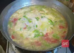 Illustration of how to make lettuce and egg soup 8