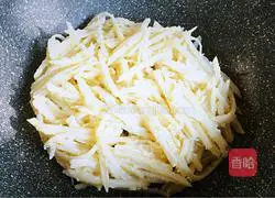Illustration of how to make green onion and potato shredded pancakes 6