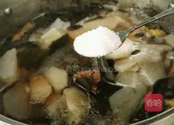 Illustration of how to make black bean, kelp and white radish chicken soup 14