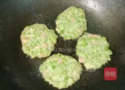 Illustration of how to make pea, ham and egg cake 8