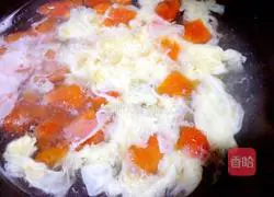 Illustration of how to make tomato and egg drop soup 7