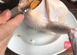 Illustration of how to make special salt-baked chicken 7