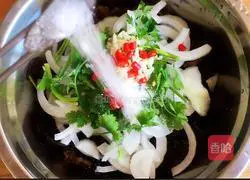 Illustration of how to mix onions with fungus 9