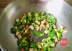 Illustration of how to cook diced chicken with green pepper 5