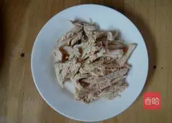 Illustration of how to make cold shredded chicken noodles 5