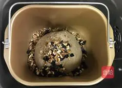 Illustration of how to make banana, walnut and rye soft oatmeal 4