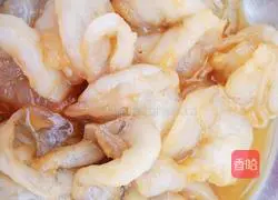 Illustration of how to make shrimp and vegetable cakes 3