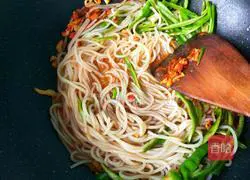 Illustration of how to make fried rice noodles with fish-flavored eggs 12