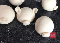 Illustration of how to make three-hair piglets 12