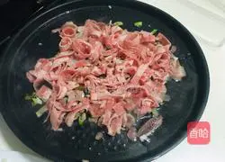 Illustration of how to make black pepper beef fried noodles with electric pan 7