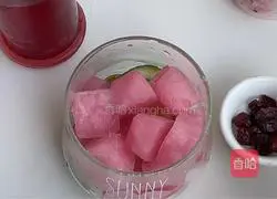 Cranberry Illustration of how to make Raspberry Lime Sparkling Water 4