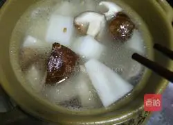 Illustration of how to make white radish, mushroom, fan and bone soup 4