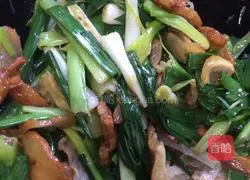 Illustration of how to stir-fry bacon with garlic 11