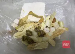 Illustration of how to make yam and black-bone chicken soup 1