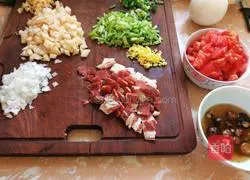 Illustration of how to make wild mushroom slices 1