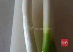 Illustration of how to make pork and green onion buns 1