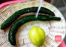 Illustration of how to make cucumber and pear juice 1