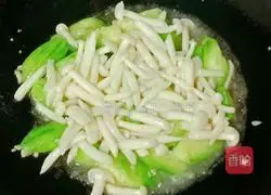 Illustration of how to make luffa, mushroom and egg drop soup 11