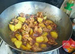 Illustration of how to make potato stewed chicken nuggets 10