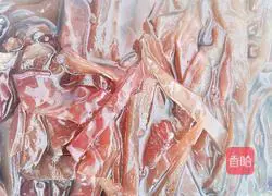 Illustration of how to make fried meat with fungus 2