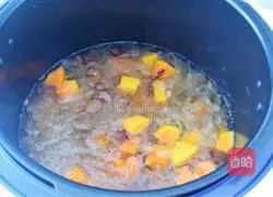 Illustration of how to make papaya, white fungus and beauty soup 14