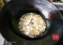 Illustration of the home-made method of stretching noodles with trouser belt in Shanxi 7
