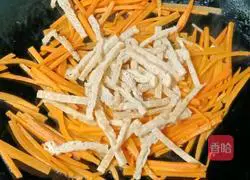 Illustration of how to make noodles with shredded carrots and pork 12