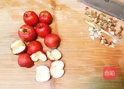 Illustration of how to make hawthorn stewed apples 5