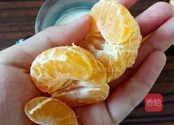 Illustration of how to make orange milk 2