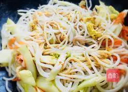 Illustration of how to make fried rice noodles (Cantonese style) 12