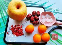 Illustration of how to make kumquat, snow pear and red date soup 1