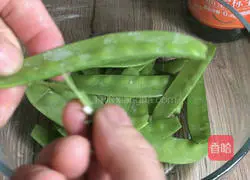 Illustration of how to make fried snow peas with pork belly 2