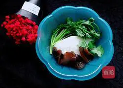 Illustration of how to make fungus and winter melon soup 1