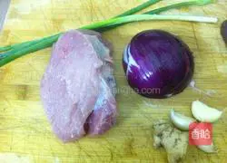 Illustration of how to stir-fry shredded pork with onions 1