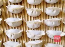 Illustration of how to make green pepper and meat dumplings 4