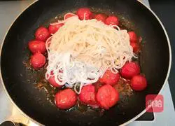 Illustration of how to make fried noodles with small tomatoes 10
