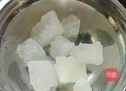 Illustration of how to make lotus seed lily sugar water 5