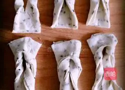 Illustration of how to make Tianjin snacks with fork 5