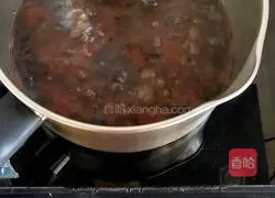 Illustration of how to make caramel milk tea 4 